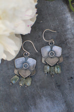 Load image into Gallery viewer, Peridot Narcissus Earrings
