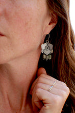 Load image into Gallery viewer, Peridot Narcissus Earrings
